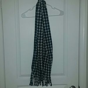 Dogtooth scarf